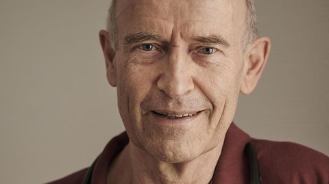 Uwe Milbradt, 75, Diabetologe, Radiologe und Hausarzt lächelt in die Kamera