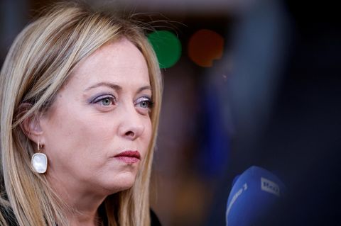Italiens Premierministerin Giorgia Meloni im Seitenprofil vor einem Mikrofon