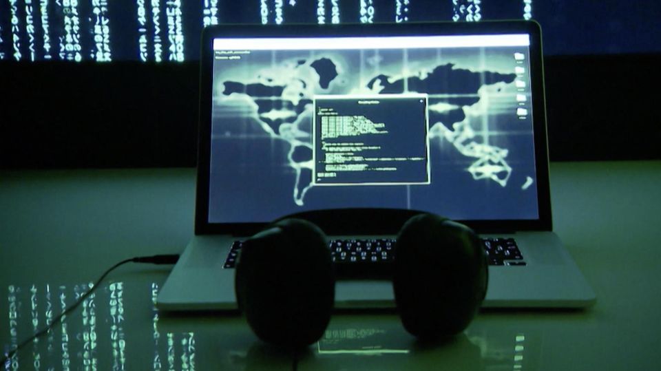 Hackerangriff Was Hacker-Netzwerke neuen Mitarbeitern bieten