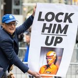 Früher forderte Donald Trump regelmäßig "Lock her up" in Bezug auf Hillary Clinton. Nun konterte dieser Trump-Gegner mit "Lock him up" und forderte eine Haftstrafe für den Ex-Präsidenten.