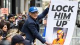 Früher forderte Donald Trump regelmäßig "Lock her up" in Bezug auf Hillary Clinton. Nun konterte dieser Trump-Gegner mit "Lock him up" und forderte eine Haftstrafe für den Ex-Präsidenten.