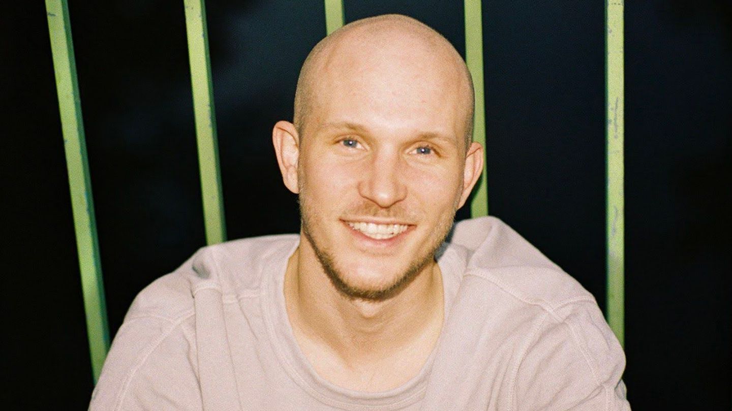 Tobias Tullius hat über 200 Sensoren in seiner Wohnung in Leipzig. Sein Smarthome hat ihn auf Social Media bekannt gemacht.