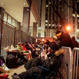 Menschen campierten vor dem Strafgericht, in dem die Anklage gegen den Ex-Präsidenten verlesen wird. Bei diesem historischen und für die USA bisher einmaligen Ereignis wollten viele dabei sein.