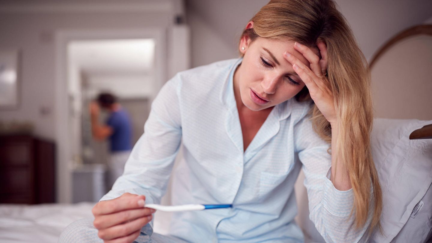 Frau mit Schwangerschaftest