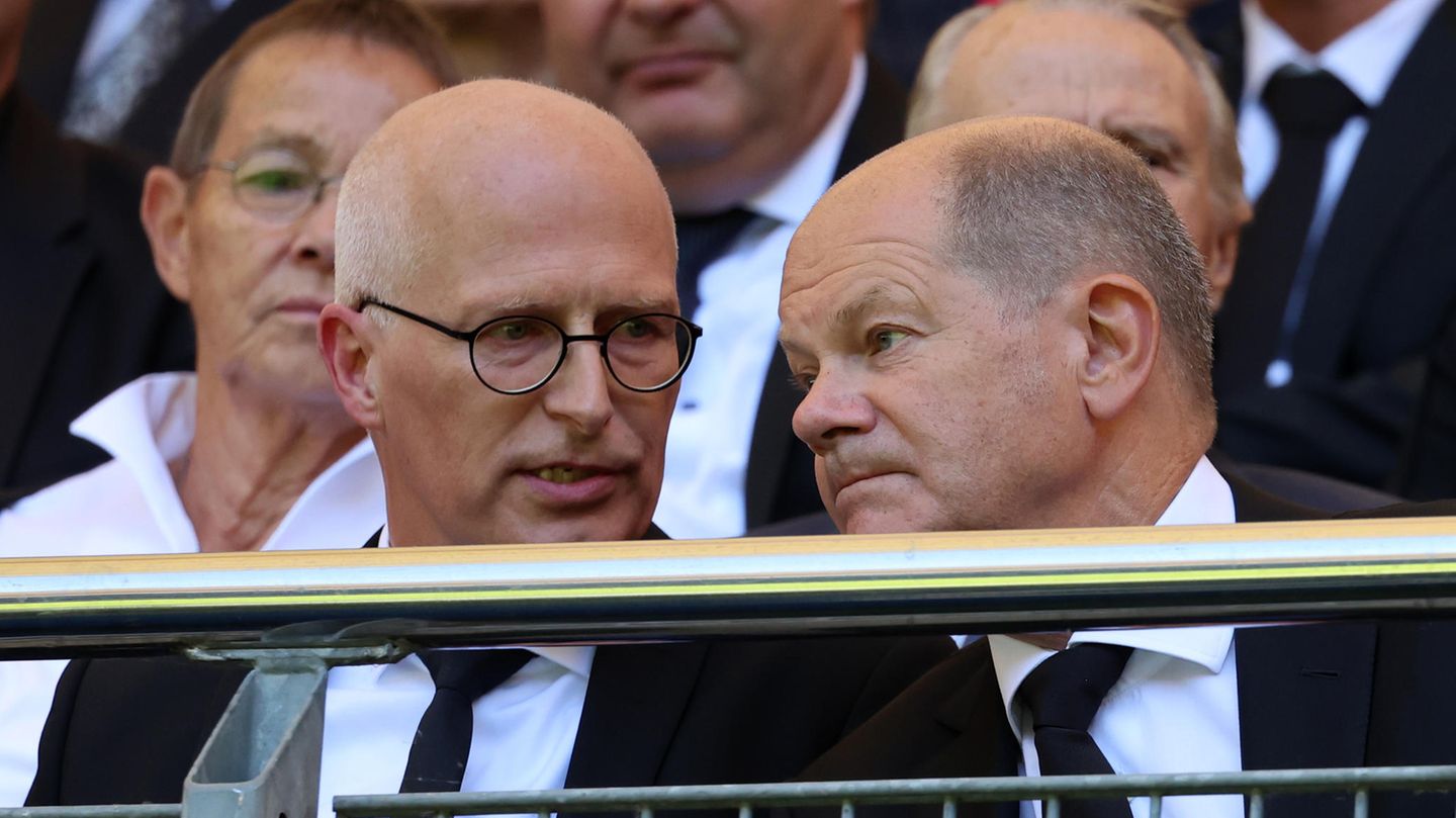 Bundeskanzler Olaf Scholz Hamburgs Erster Bürgermeister Peter Tschentscher