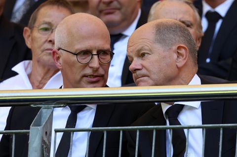Bundeskanzler Olaf Scholz Hamburgs Erster Bürgermeister Peter Tschentscher