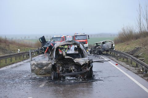 Ausgebranntes Auto nach dem schweren Verkehrsunfall im thüringischen Bad Langensalza