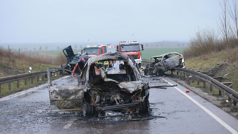 Ausgebranntes Auto nach dem schweren Verkehrsunfall im thüringischen Bad Langensalza