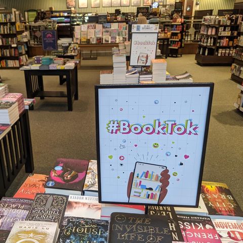 #Booktok Aussteller in Buchhandlung, auf dem sich die Bücher befinden, die auf Booktok bekannt sind