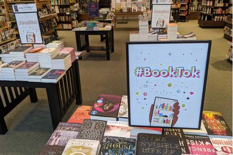 #Booktok Aussteller in Buchhandlung, auf dem sich die Bücher befinden, die auf Booktok bekannt sind