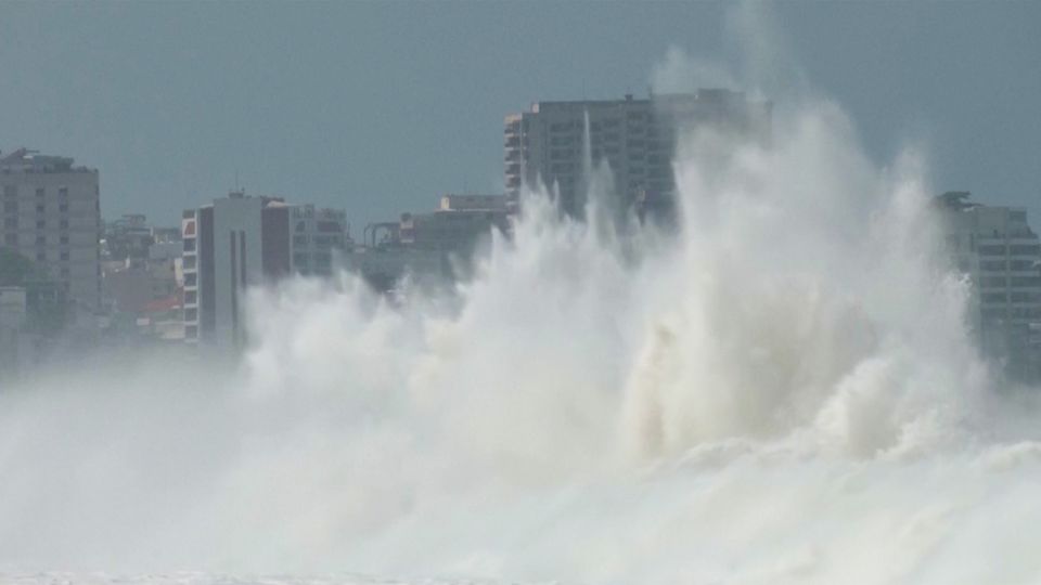 Schaulustiger verfolgt meterhohe Wellen und stürzt versehentlich in die Fluten