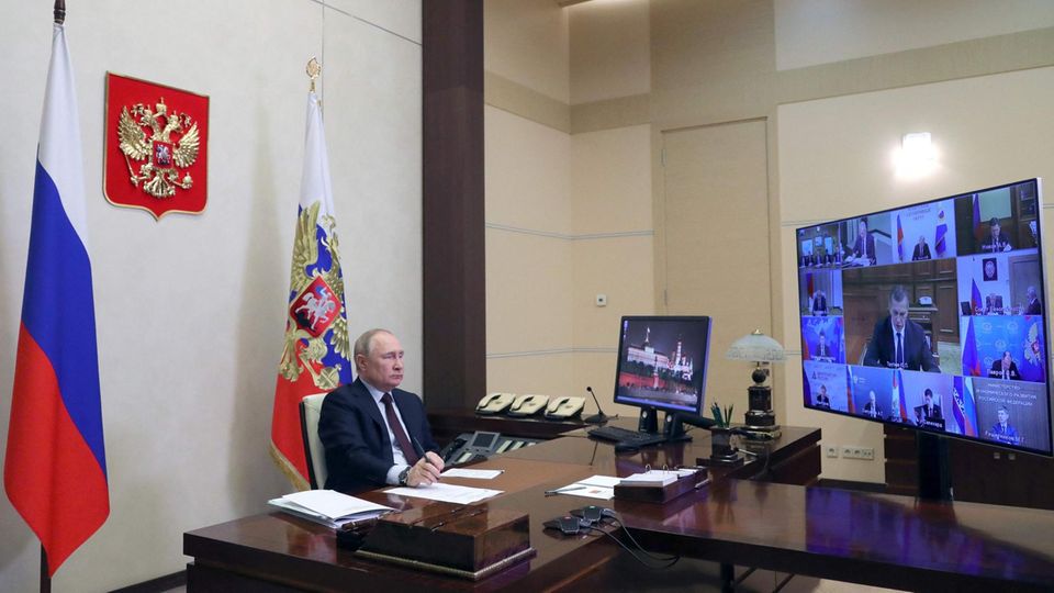 Wladimir Putin während einer Video-Konferenz in seiner Residenz Nowo-Ogarjowo, außerhalb Moskaus