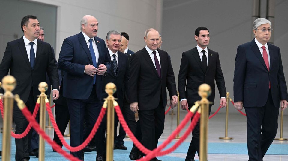 Wladimir Putin (M) am 14. Oktober 2022 bei einem Treffen der GUS in Kasachstan