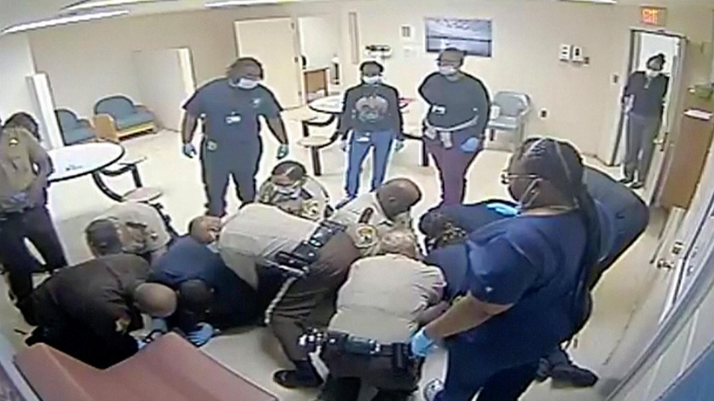 USA: Mehrere Polizisten und Krankenhausmitarbeiter fixieren den 28-jährigen Irvo Otieno am Boden
