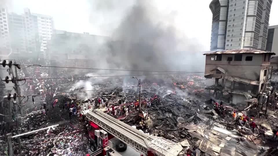 Video: Bangladesch: Großfeuer wütet in Geschäftsviertel
