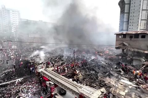 Video: Bangladesch: Großfeuer wütet in Geschäftsviertel