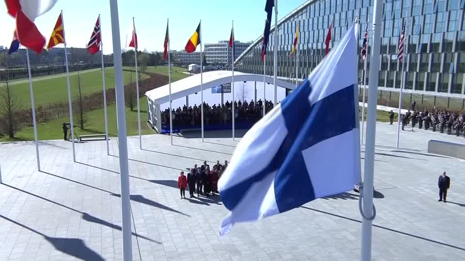 Video: Flagge weht vor Nato-Hauptquartier: Finnland ist 31. Mitglied der NATO