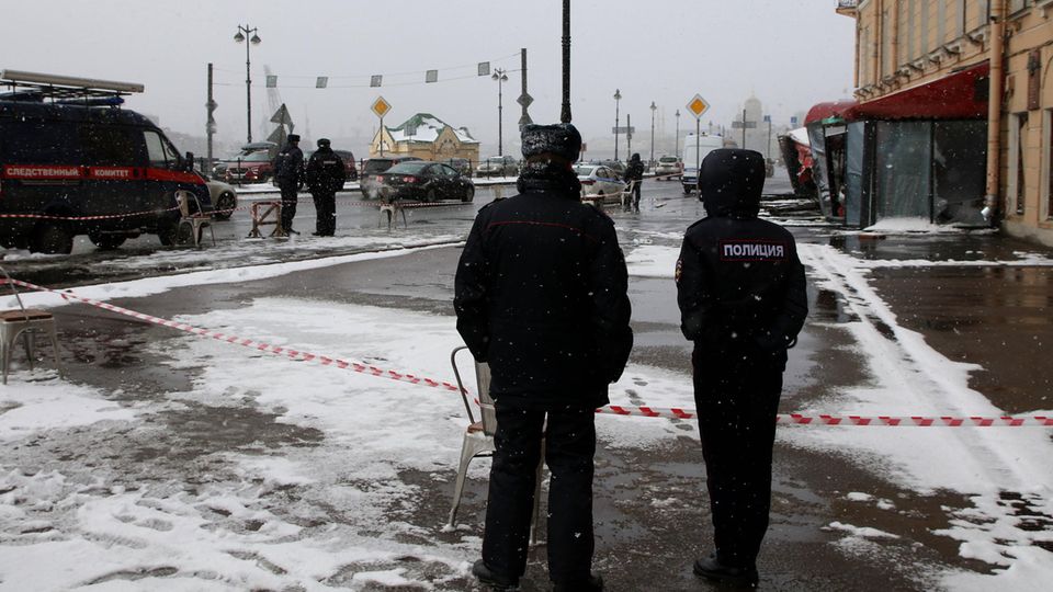 St. Petersburg: Polizisten stehen vor dem Restaurant "Street Food Bar Nr. 1" St. Petersburg: Polizisten stehen vor dem Restaurant "Street Food Bar Nr. 1"