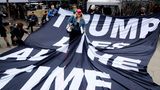 Trump-Gegner hatten vor dem Gebäude ein Banner mit "Trump lies all the time" – zu Deutsch "Trump lügt die ganze Zeit" – ausgebreitet. Einer Frau mit "MAGA"-Cap schien das gar nicht zu gefallen.