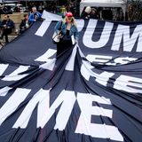 Trump-Gegner hatten vor dem Gebäude ein Banner mit "Trump lies all the time" – zu Deutsch "Trump lügt die ganze Zeit" – ausgebreitet. Einer Frau mit "MAGA"-Cap schien das gar nicht zu gefallen.