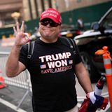 Dieser Trump-Unterstützer trug nicht nur ein "Make America great again"-Cap, sondern auch Trumps Lüge der "gestohlenen" Präsidentschaftswahl auf dem T-Shirt. Mit dem "White Power"-Handzeichen zeigte er sich zusätzlich als Rassist.
