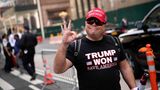 Dieser Trump-Unterstützer trug nicht nur ein "Make America great again"-Cap, sondern auch Trumps Lüge der "gestohlenen" Präsidentschaftswahl auf dem T-Shirt. Mit dem "White Power"-Handzeichen zeigte er sich zusätzlich als Rassist.