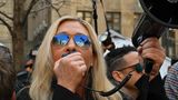 Auch die Polit-Prominenz ließ sich vor dem New Yorker Gerichtsgebäude blicken: Marjorie Taylor Greene, die republikanische Kongressabgeordnete aus Georgia, sprach per Megafon zu den Trump-Unterstützern.