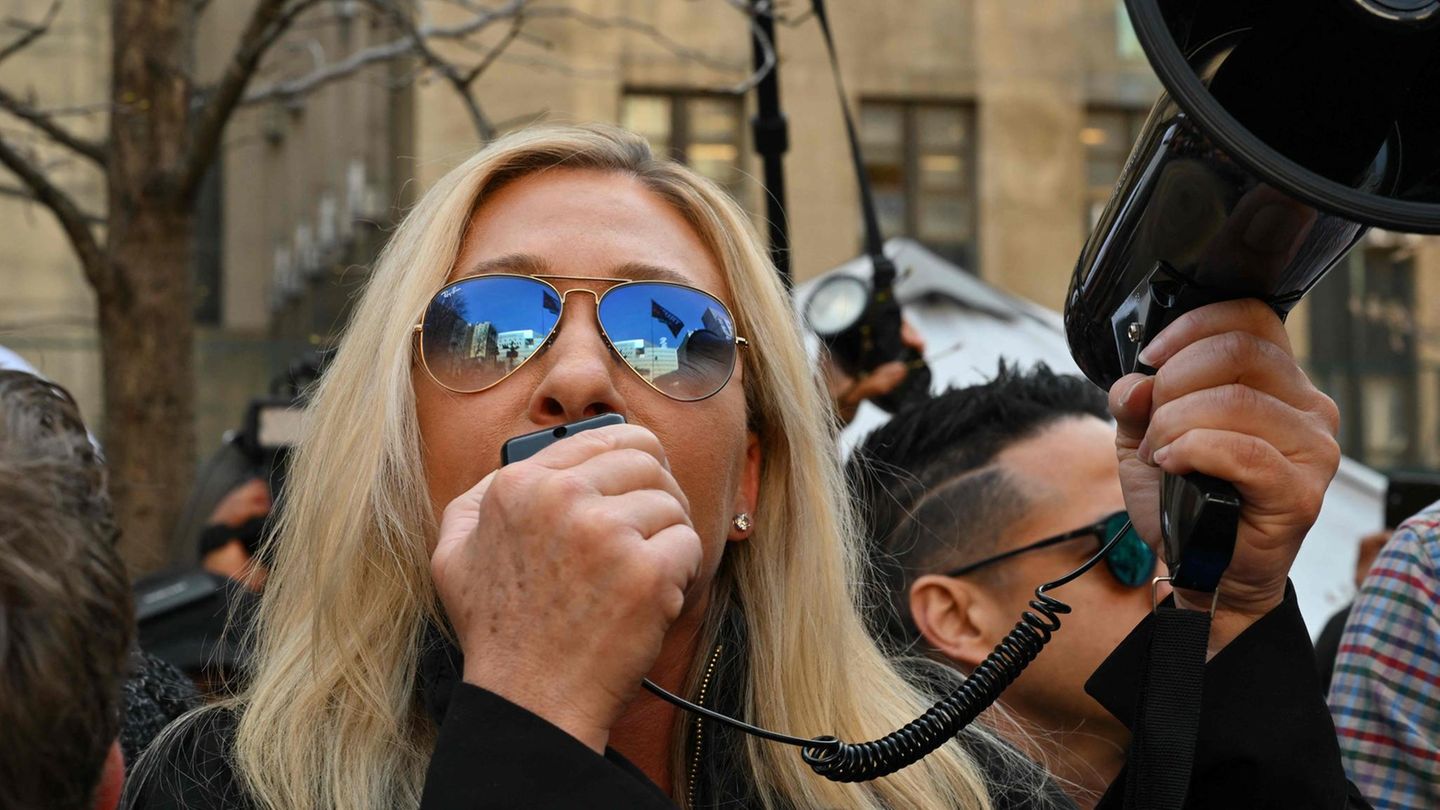 Auch die Polit-Prominenz ließ sich vor dem New Yorker Gerichtsgebäude blicken: Marjorie Taylor Greene, die republikanische Kongressabgeordnete aus Georgia, sprach per Megafon zu den Trump-Unterstützern.