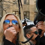 Auch die Polit-Prominenz ließ sich vor dem New Yorker Gerichtsgebäude blicken: Marjorie Taylor Greene, die republikanische Kongressabgeordnete aus Georgia, sprach per Megafon zu den Trump-Unterstützern.