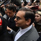 Der wegen seiner Lügen und seines gefälschten Lebenslaufes in Verruf geratene Republikaner George Santos suchte dagegen eher das direkte Gespräch mit Trump-Fans.