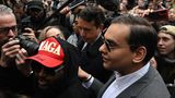 Der wegen seiner Lügen und seines gefälschten Lebenslaufes in Verruf geratene Republikaner George Santos suchte dagegen eher das direkte Gespräch mit Trump-Fans.