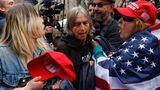 Vor dem New Yorker Gebäude der Staatsanwaltschaft lieferten sich Anhänger und Gegner von Ex-Präsident Donald Trump Wortgefechte.