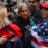 Vor dem New Yorker Gebäude der Staatsanwaltschaft lieferten sich Anhänger und Gegner von Ex-Präsident Donald Trump Wortgefechte.