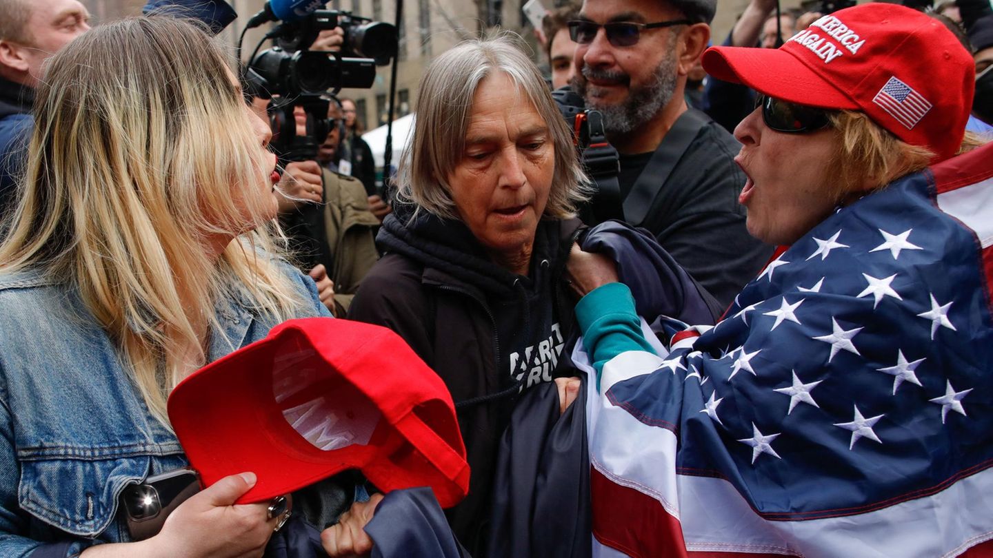 Vor dem New Yorker Gebäude der Staatsanwaltschaft lieferten sich Anhänger und Gegner von Ex-Präsident Donald Trump Wortgefechte.