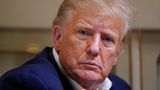 Der 76-jährige Republikaner ist als erster früherer Präsident der US-Geschichte angeklagt worden. Das Strafverfahren hat eine gewaltige politische Dimension, denn Trump will bei der Präsidentschaftswahl 2024 erneut antreten - und ist derzeit klarer Favorit im Rennen um die Präsidentschaftskandidatur der Republikaner. Der Rechtspopulist hat alle Vorwürfe gegen sich zurückgewiesen und spricht von einer politisch motivierten "Hexenjagd". Zugleich nutzt er die Anklage, um seine Anhänger zu mobilisieren und Wahlkampfspenden zu sammeln.