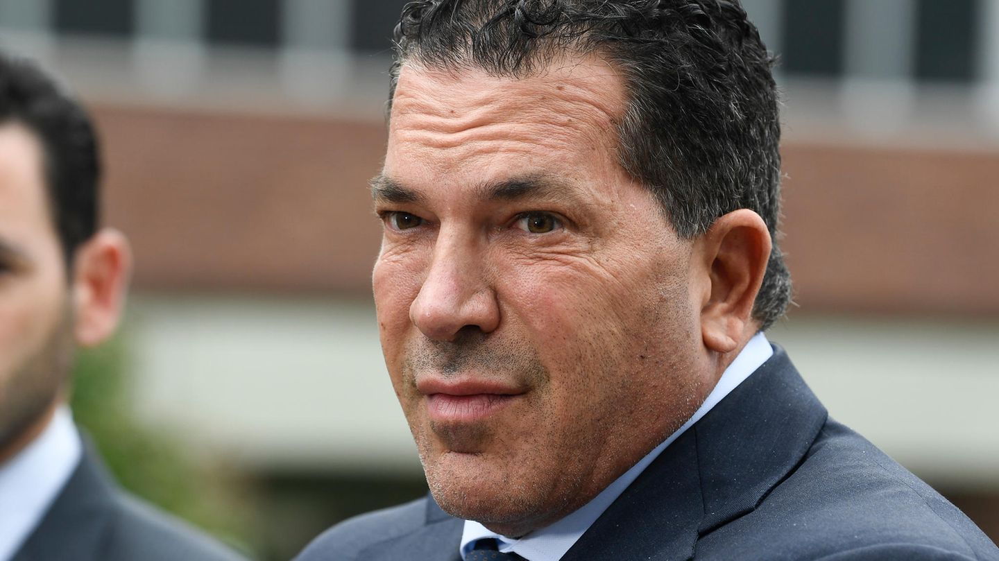 Der bullige Anwalt ist derzeit dauerpräsent im US-Fernsehen: Der 56-Jährige verteidigt in Interviews energisch seinen Mandanten Trump - und wird dabei manchmal fast schon handgreiflich. Mitte März versuchte Tacopina bei einem Auftritt im Nachrichtensender MSNBC dem Moderator einen Zettel aus der Hand zu reißen.  Tacopina begann seine Justizkarriere als Staatsanwalt im New Yorker Stadtteil Brooklyn, bevor er die Seiten wechselte und Strafverteidiger wurde. Seine Website listet eine Reihe prominenter früherer Mandanten auf, von Popstar Michael Jackson über den Fox-News-Moderator Sean Hannity bis hin zum Rapper Asap Rocky. Tacopina ist nicht der einzige Verteidiger Trumps: Der Ex-Präsident wird von einem ganzen Anwaltsteam vertreten.