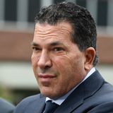 Der bullige Anwalt ist derzeit dauerpräsent im US-Fernsehen: Der 56-Jährige verteidigt in Interviews energisch seinen Mandanten Trump - und wird dabei manchmal fast schon handgreiflich. Mitte März versuchte Tacopina bei einem Auftritt im Nachrichtensender MSNBC dem Moderator einen Zettel aus der Hand zu reißen.  Tacopina begann seine Justizkarriere als Staatsanwalt im New Yorker Stadtteil Brooklyn, bevor er die Seiten wechselte und Strafverteidiger wurde. Seine Website listet eine Reihe prominenter früherer Mandanten auf, von Popstar Michael Jackson über den Fox-News-Moderator Sean Hannity bis hin zum Rapper Asap Rocky. Tacopina ist nicht der einzige Verteidiger Trumps: Der Ex-Präsident wird von einem ganzen Anwaltsteam vertreten.