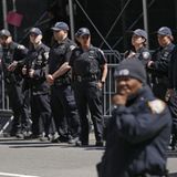 New Yorker Polizisten vor dem Gerichtsgebäude in Manhattan