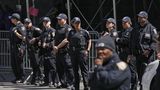 New Yorker Polizisten vor dem Gerichtsgebäude in Manhattan