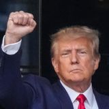 Trump hebt die Faust, als er aus dem Trump Tower tritt