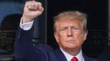 Trump hebt die Faust, als er aus dem Trump Tower tritt