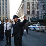 Trump hat den zuständigen New Yorker Richter, hier nur ein Bild des Courthouses in Manhattan, in dem Fall auf die ihm eigene Art begrüßt: Merchan "hasst mich", schrieb der Ex-Präsident kürzlich auf seiner Online-Plattform Truth Social. Seine Attacken gegen den in Kolumbien geborenen Juristen Juan Merchan setzte Trump am Tag der Anklageverlesung fort: Der Richter sei "höchst parteiisch", er und seine Familie seien "bekannte Trump-Hasser".   Der erfahrene Richter dürfte sich durch solche Verbalattacken kaum aus der Ruhe bringen lassen. Merchan arbeitete zunächst jahrelang als Staatsanwalt, bevor er 2006 Richter in New York wurde. Seinen jetzigen Posten in Manhattan am sogenannten New York County Supreme Court hat er seit 2009 inne. Der Richter kennt sich aus mit dem Trump-Universum: Im vergangenen Jahr leitete er einen Prozess, in dem Trumps Immobilienimperium, die Trump Organization, wegen Steuerbetrugs zu einer Geldstrafe von 1,6 Millionen Dollar verurteilt wurde.