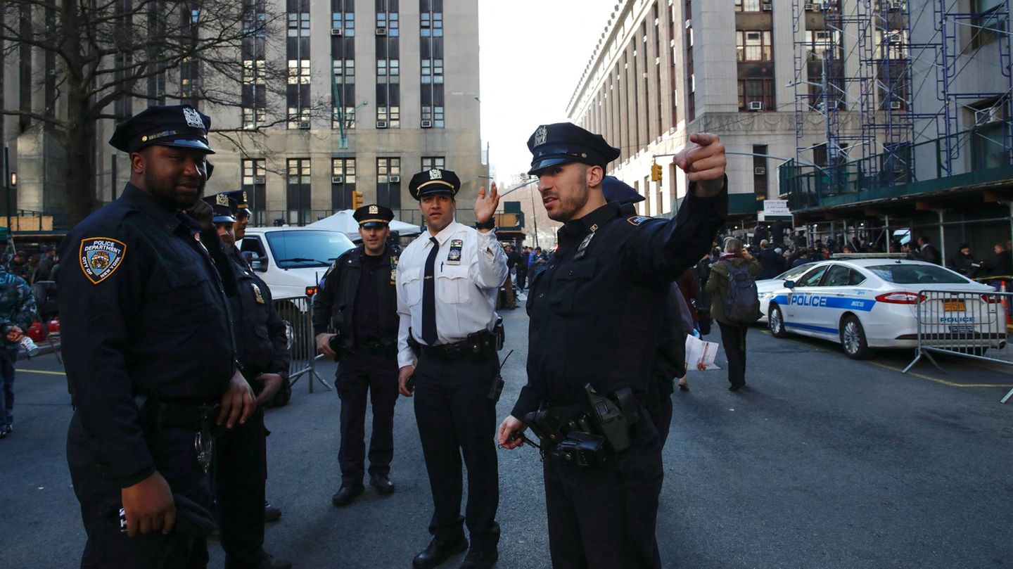 Anklage gegen Ex-Präsidenten: Trump hat den zuständigen New Yorker Richter, hier nur ein Bild des Courthouses in Manhattan, in dem Fall auf die ihm eigene Art begrüßt: Merchan "hasst mich", schrieb der Ex-Präsident kürzlich auf seiner Online-Plattform Truth Social. Seine Attacken gegen den in Kolumbien geborenen Juristen Juan Merchan setzte Trump am Tag der Anklageverlesung fort: Der Richter sei "höchst parteiisch", er und seine Familie seien "bekannte Trump-Hasser". Der erfahrene Richter dürfte sich durch solche Verbalattacken kaum aus der Ruhe bringen lassen. Merchan arbeitete zunächst jahrelang als Staatsanwalt, bevor er 2006 Richter in New York wurde. Seinen jetzigen Posten in Manhattan am sogenannten New York County Supreme Court hat er seit 2009 inne. Der Richter kennt sich aus mit dem Trump-Universum: Im vergangenen Jahr leitete er einen Prozess, in dem Trumps Immobilienimperium, die Trump Organization, wegen Steuerbetrugs zu einer Geldstrafe von 1,6 Millionen Dollar verurteilt wurde. Trump hat den zuständigen New Yorker Richter, hier nur ein Bild des Courthouses in Manhattan, in dem Fall auf die ihm eigene Art begrüßt: Merchan "hasst mich", schrieb der Ex-Präsident kürzlich auf seiner Online-Plattform Truth Social. Seine Attacken gegen den in Kolumbien geborenen Juristen Juan Merchan setzte Trump am Tag der Anklageverlesung fort: Der Richter sei "höchst parteiisch", er und seine Familie seien "bekannte Trump-Hasser". Der erfahrene Richter dürfte sich durch solche Verbalattacken kaum aus der Ruhe bringen lassen. Merchan arbeitete zunächst jahrelang als Staatsanwalt, bevor er 2006 Richter in New York wurde. Seinen jetzigen Posten in Manhattan am sogenannten New York County Supreme Court hat er seit 2009 inne. Der Richter kennt sich aus mit dem Trump-Universum: Im vergangenen Jahr leitete er einen Prozess, in dem Trumps Immobilienimperium, die Trump Organization, wegen Steuerbetrugs zu einer Geldstrafe von 1,6 Millionen Dollar verurteilt wurde.