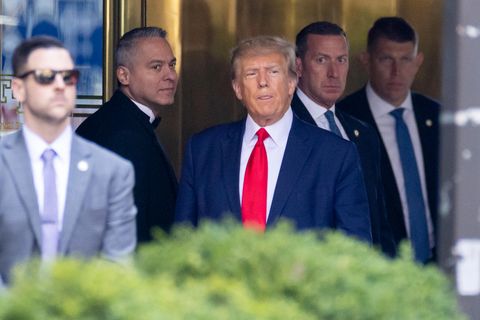 Donald Trump beim Verlassen des Trump Towers am Dienstag. Kurz darauf wurde die Anklage gegen den Ex-Präsidenten verlesen