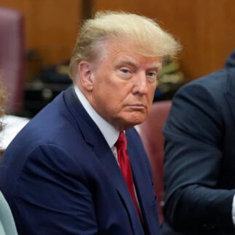 Donald Trump im Gerichtssaal in Manhattan, flankiert von seinen Anwälten