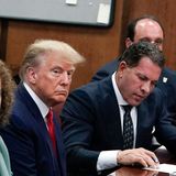 Donald Trump während der Anklageverlesung im Gericht neben seinem Anwalt Joe Tacopina: Sein Blick sagte alles.