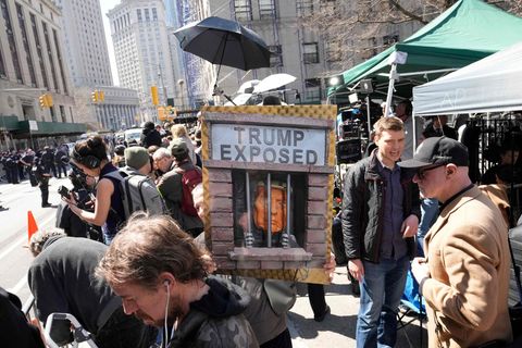 Die Anti-Trump-Demonstranten vor dem Bezirksgericht hatten eine klare Vorstellung, was mit Trump geschehen soll: Ab ins Gefängnis mit ihm.