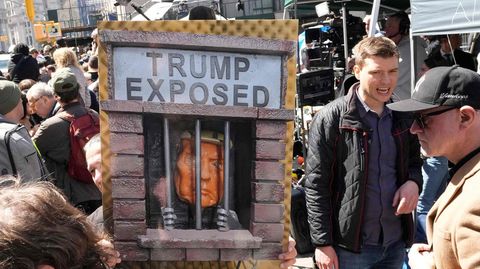 Die Anti-Trump-Demonstranten vor dem Bezirksgericht hatten eine klare Vorstellung, was mit Trump geschehen soll: Ab ins Gefängnis mit ihm.