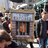 Die Anti-Trump-Demonstranten vor dem Bezirksgericht hatten eine klare Vorstellung, was mit Trump geschehen soll: Ab ins Gefängnis mit ihm.