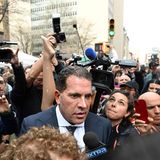 Von Journalisten umringt gab Trump-Anwalt Joe Tacopina nach der Anklageverlesung ein Statement ab. Zum Prozess könnte es Anfang 2024 kommen.